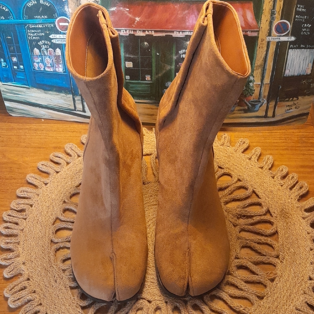 Women's Tabi Split-Toe Suede Ankle Boots - Tan